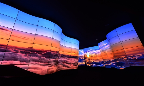 画面震撼:LG晒出92英寸超弯曲柔性屏 20亿像素 画面震撼:LG晒出92英寸超弯曲柔性屏 20亿像素