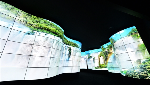 画面震撼:LG晒出92英寸超弯曲柔性屏 20亿像素 画面震撼:LG晒出92英寸超弯曲柔性屏 20亿像素